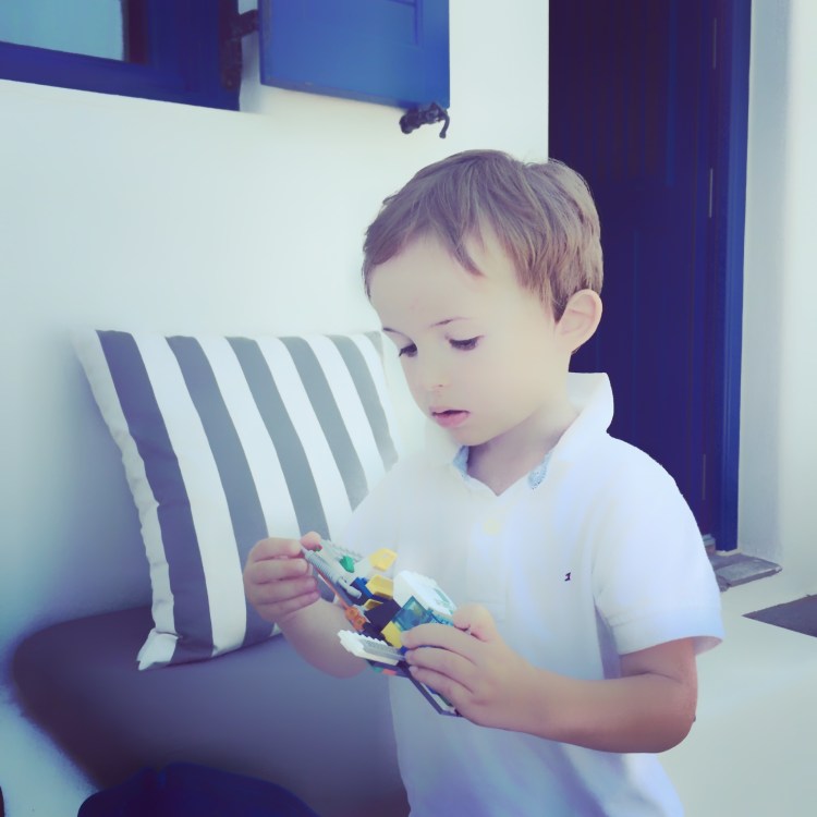 Naoussa-petres-hotel-terrasse-kids-travel